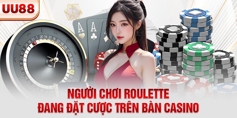 Người chơi roulette đang đặt cược trên bàn casino